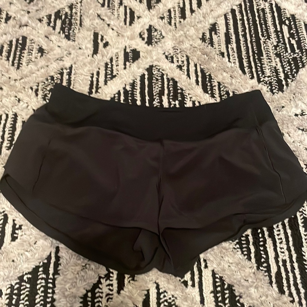 Lululemon 2.5” Speedup Short. Size 6